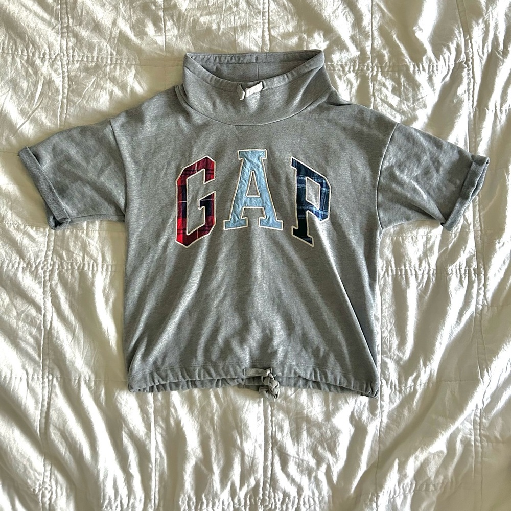 gray GAP top 🎧